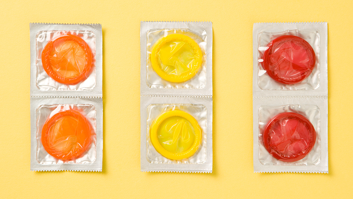 Condoms Variedad de condones coloridos en su empaque.